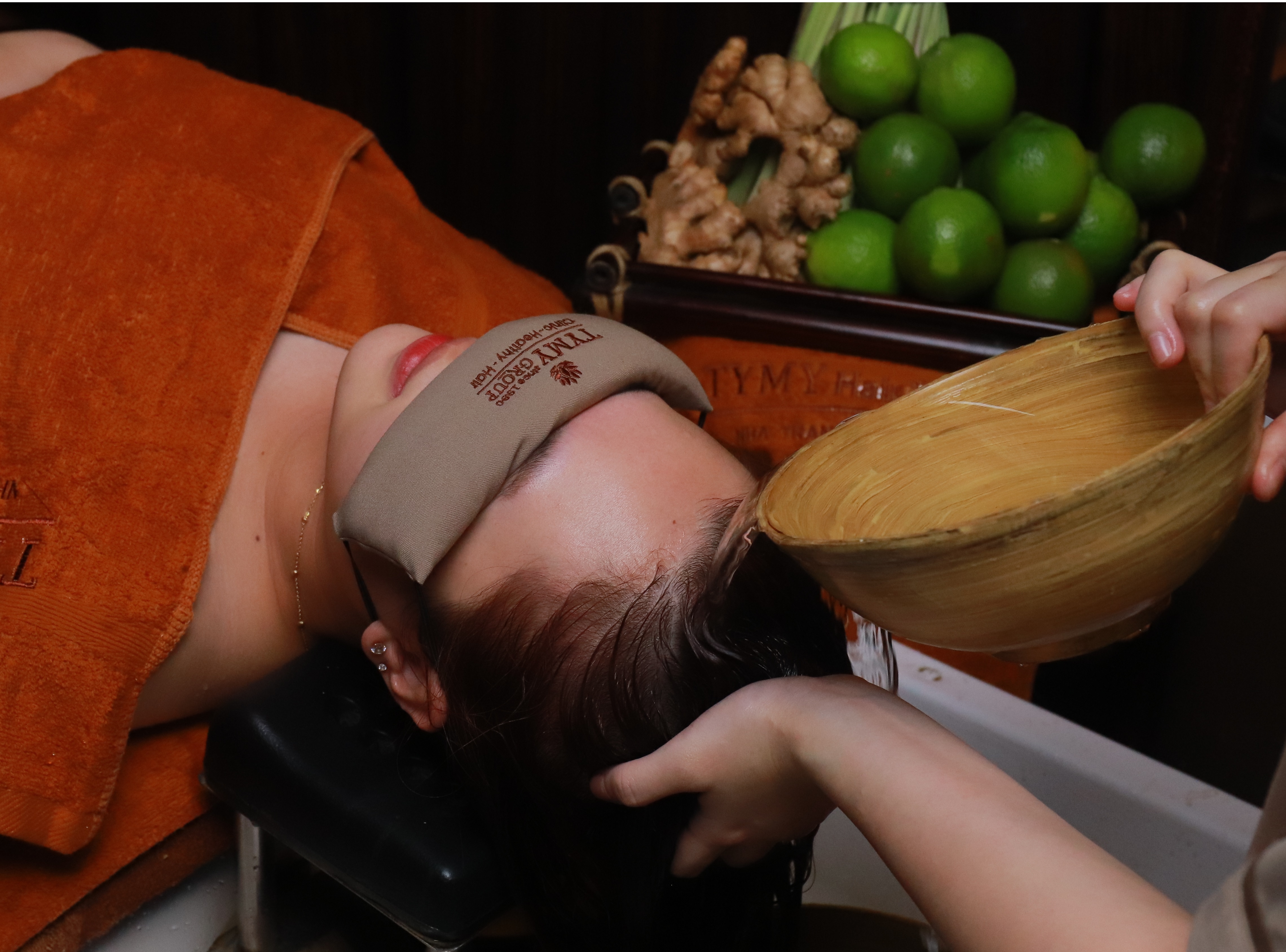  Combo 2: Gội đầu thảo mộc dẫn lưu hệ mạch huyết + Chăm sóc chân với thảo dược (60') 